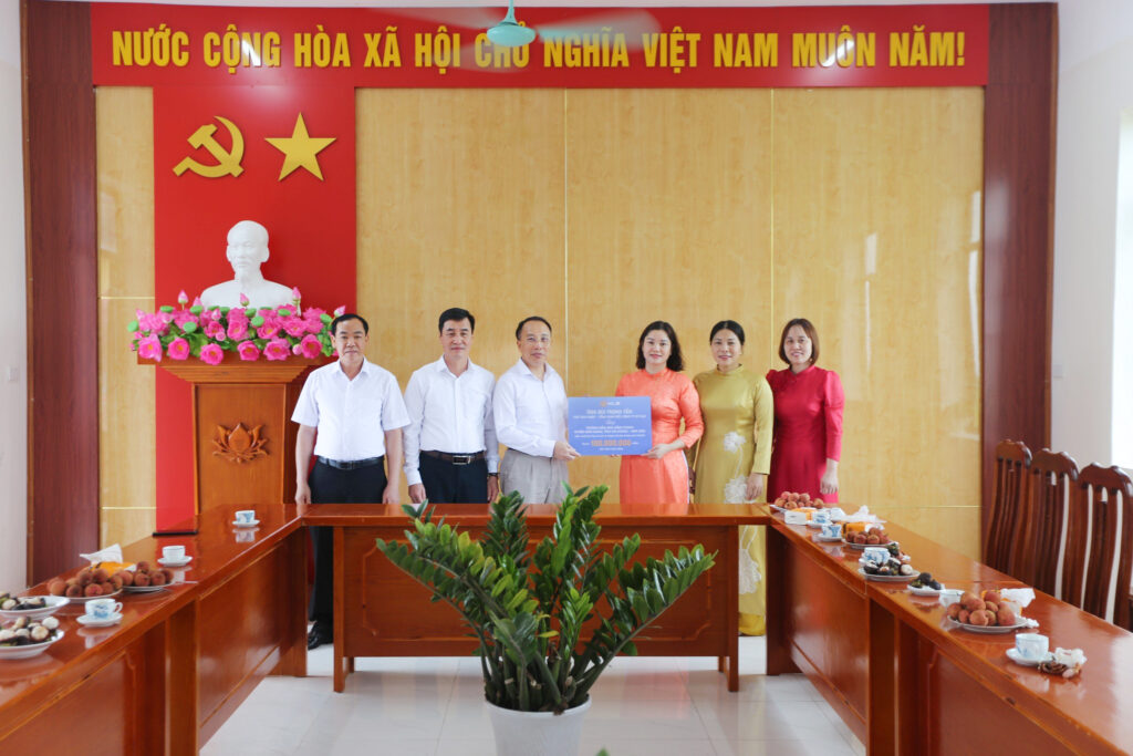 KLB tài trợ 10 bộ máy tính và thiết bị trường mầm non Hồng Phong trị giá 100 triệu đồng