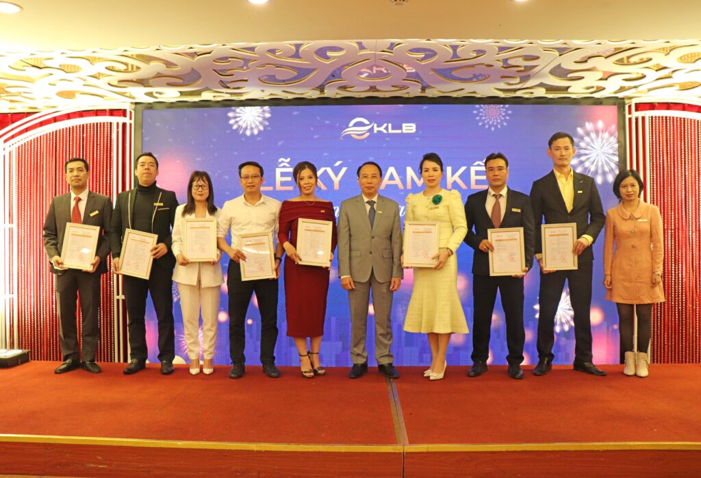 YEAR END PARTY 2022 - BÙNG CẢM XÚC, RỘN SẮC XUÂN