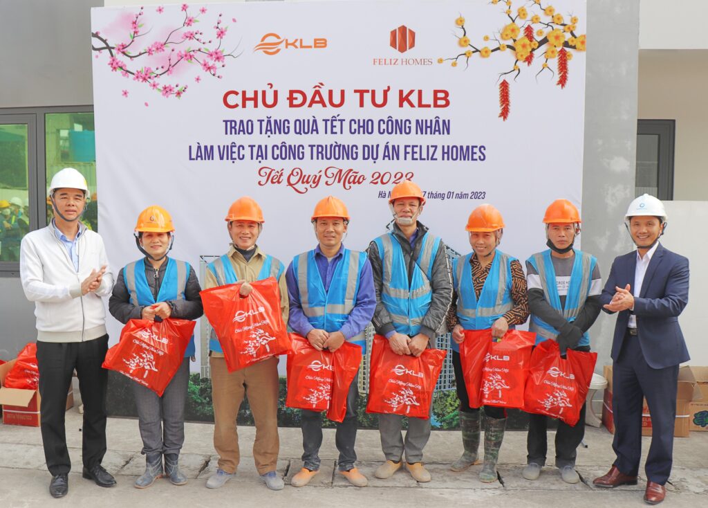 [CafeF.vn] - Chủ đầu tư KLB tặng quà Tết 600 công nhân công trường Feliz Homes