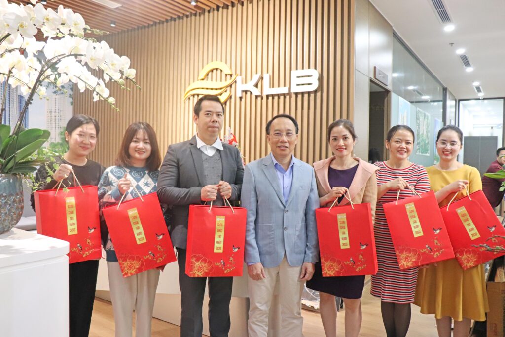 QUÀ TẾT RỘN RÀNG, CHÀO XUÂN MỚI SANG