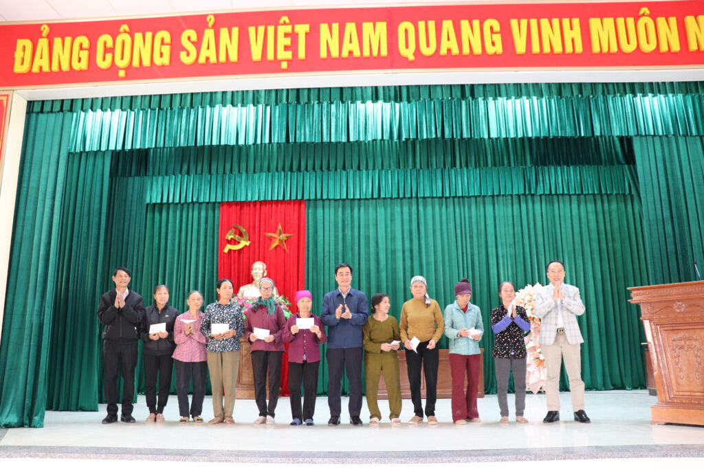 TẬP ĐOÀN KLB THĂM HỎI, TRAO QUÀ TẾT CHO CÁC HỘ NGHÈO TẠI XÃ HỒNG PHONG