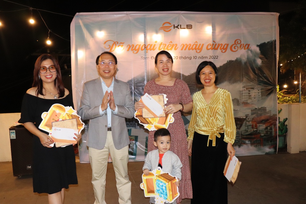 Chủ tịch Bùi Trọng Tấn trao giải cho đại diện các đội thắng cuộc thi "Truy tìm kho báu"