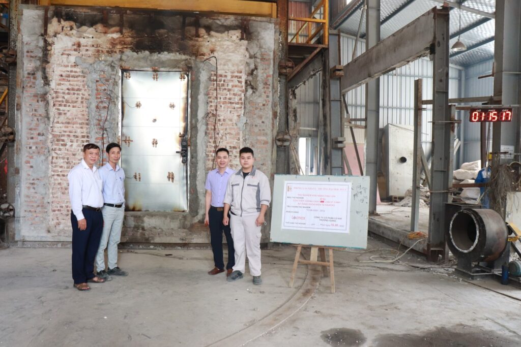 Thử nghiệm xác định khả năng chịu lửa của mẫu cửa thép chống cháy tại dự án Feliz Homes
