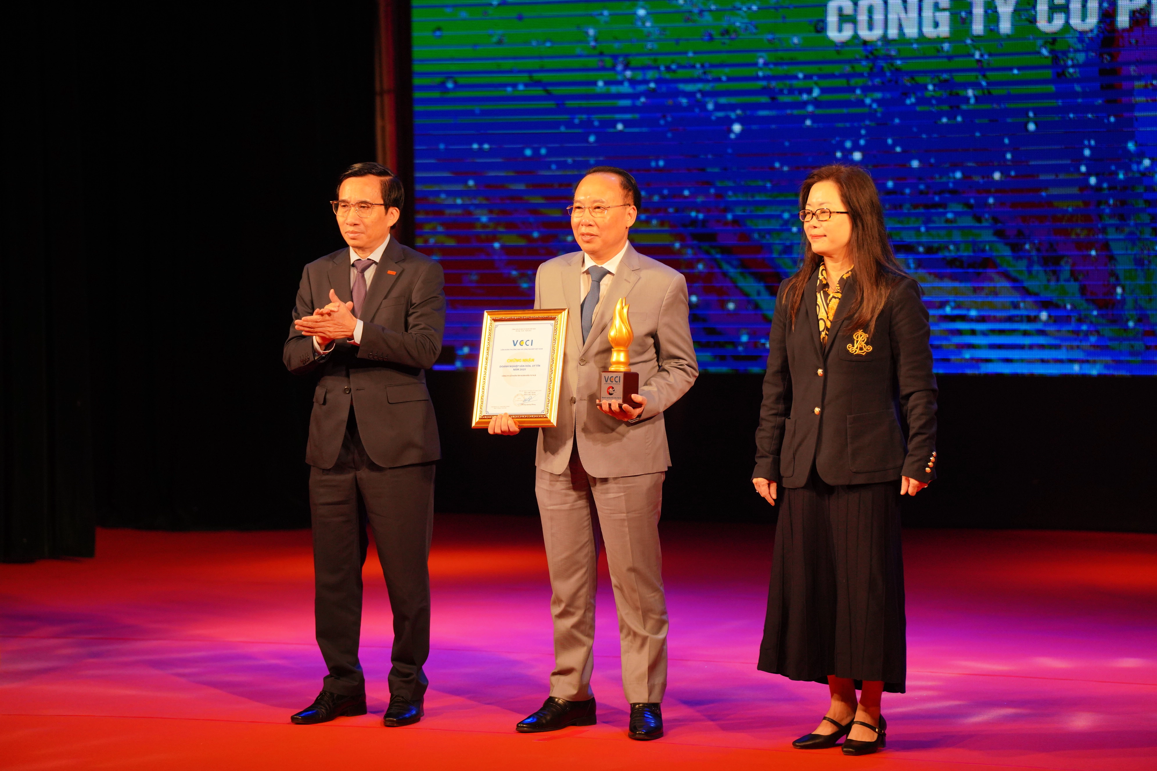 KLB GROUP VINH DỰ NHẬN GIẢI “DOANH NGHIỆP VĂN HOÁ, UY TÍN” NĂM 2025