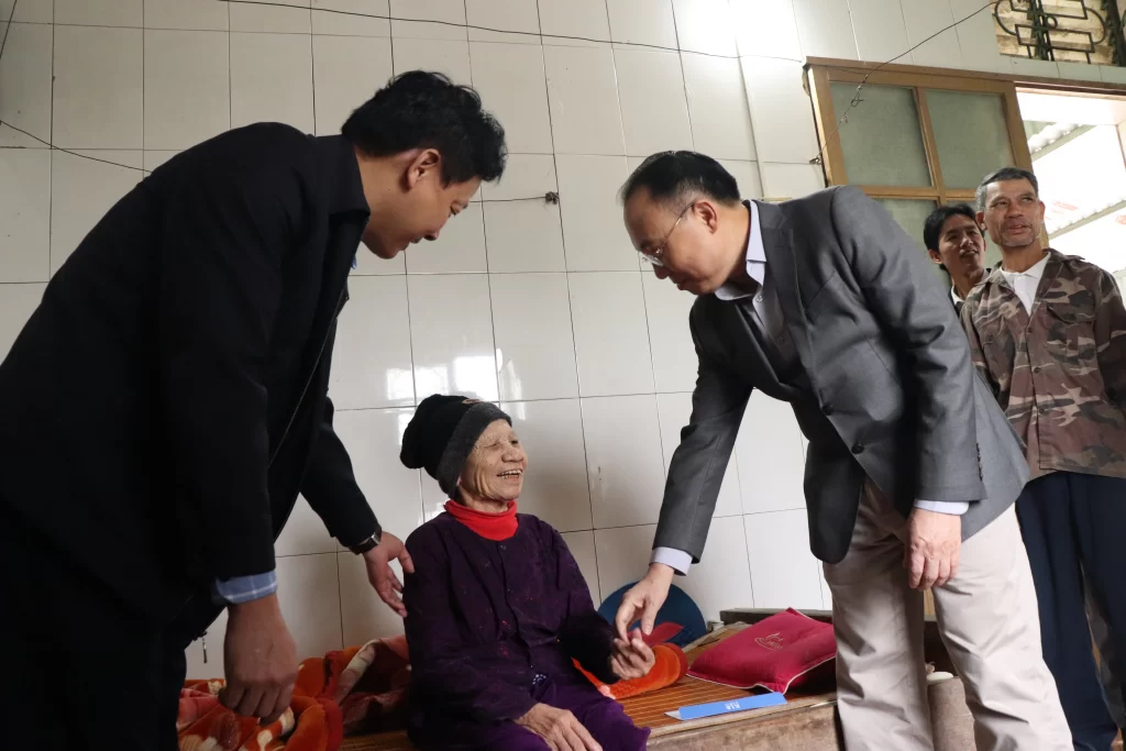 KLB GROUP TIẾP NỐI HÀNH TRÌNH AN SINH XÃ HỘI: TRAO TẶNG 120 SUẤT QUÀ Ý NGHĨA TỚI CÁC GIA ĐÌNH KHÓ KHĂN