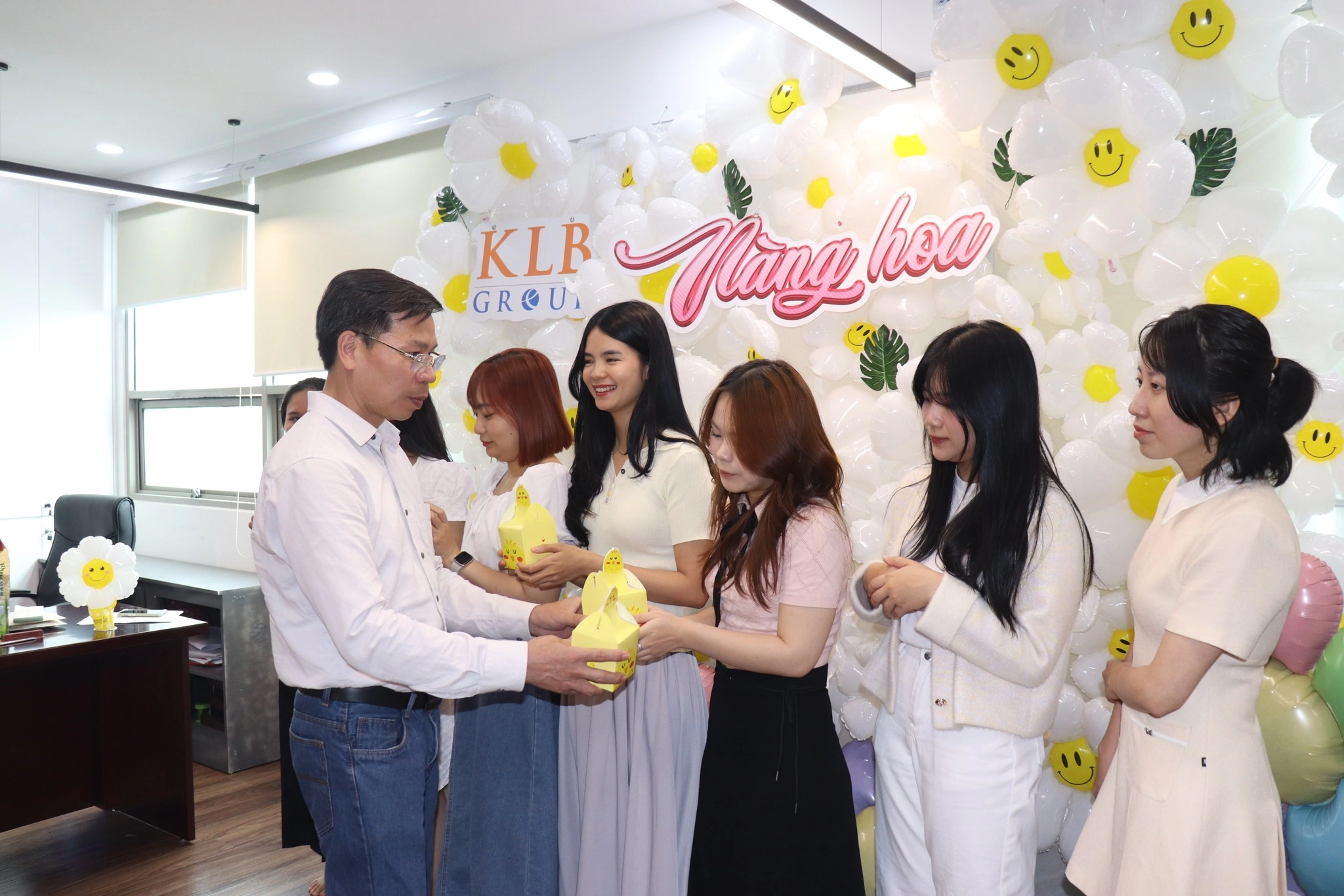 “NÀNG HOA” 8/3: SỰ KIỆN TRI ÂN NHỮNG BÓNG HỒNG TRUYỀN CẢM HỨNG TẠI KLB GROUP